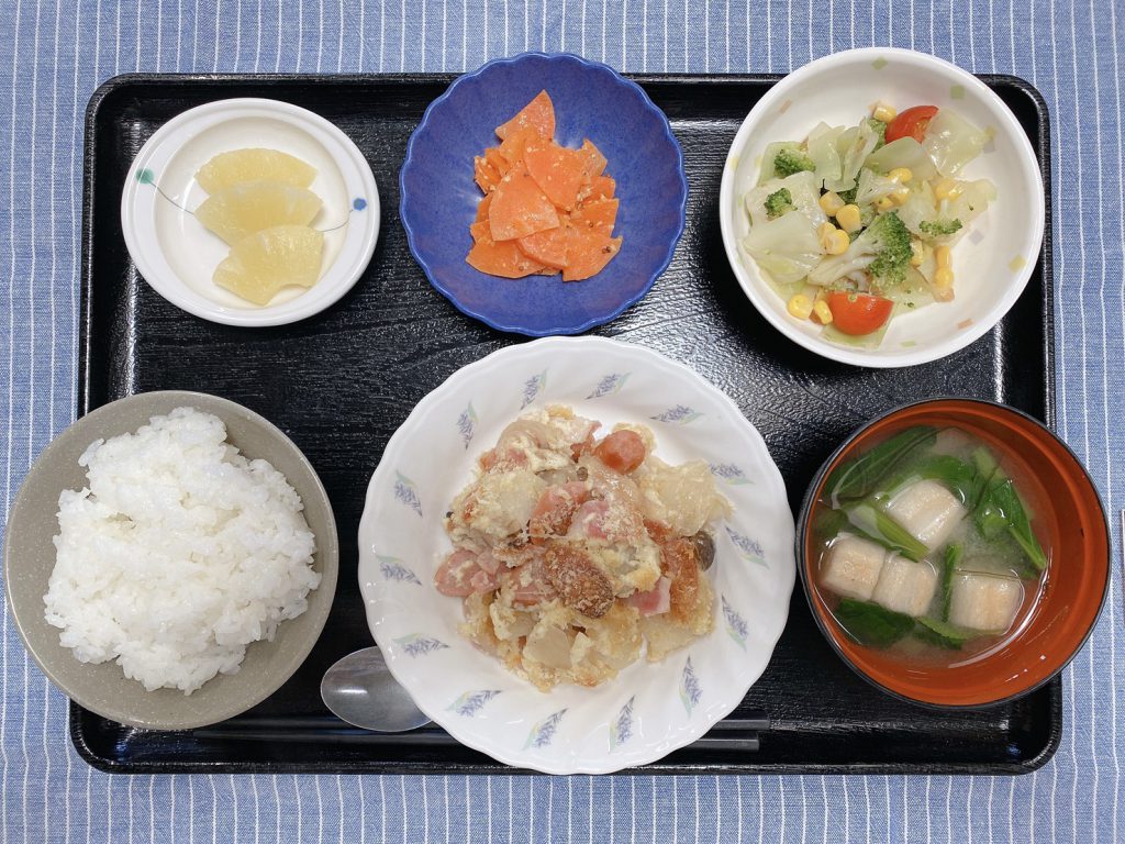 きょうのお昼ごはんは、じゃが芋のウィンナーマヨネーズ焼き・サラダ・煮物・みそ汁・くだものでした。