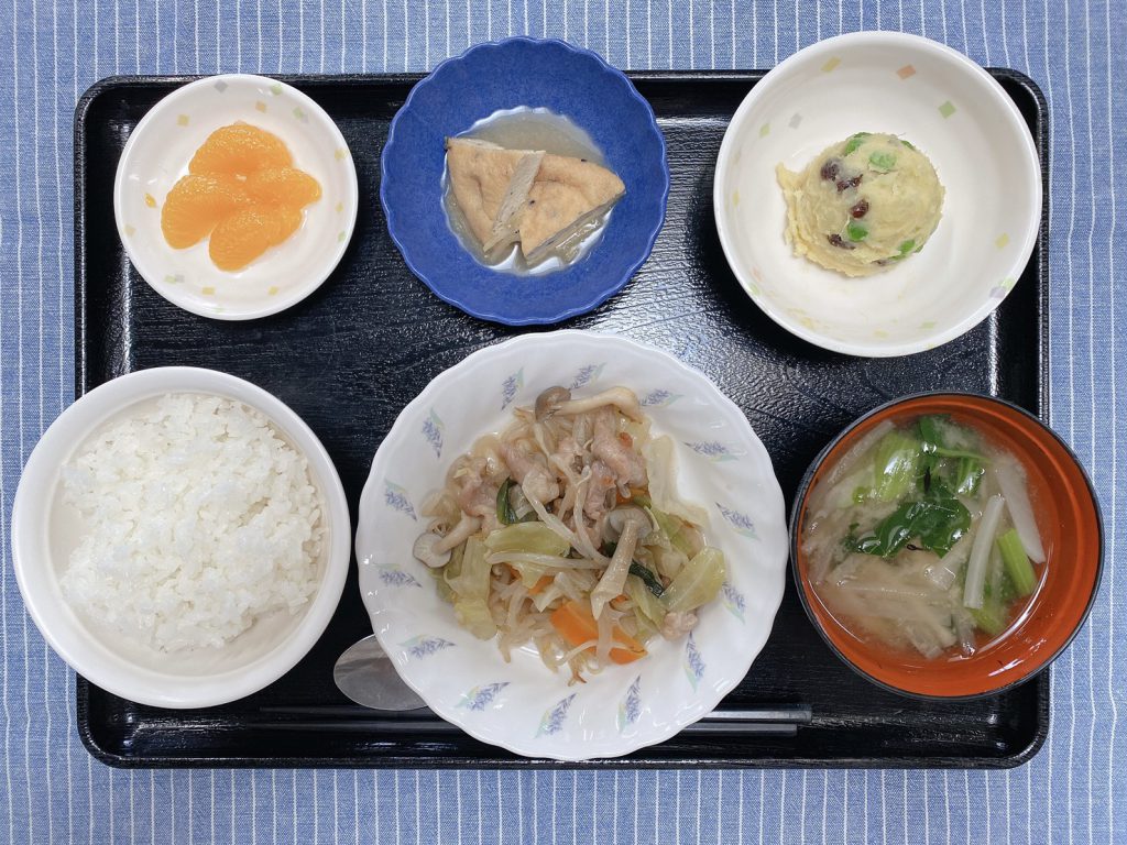 きのうのお昼ごはんは、肉野菜炒め・おさつサラダ・煮物・みそ汁・くだものでした。