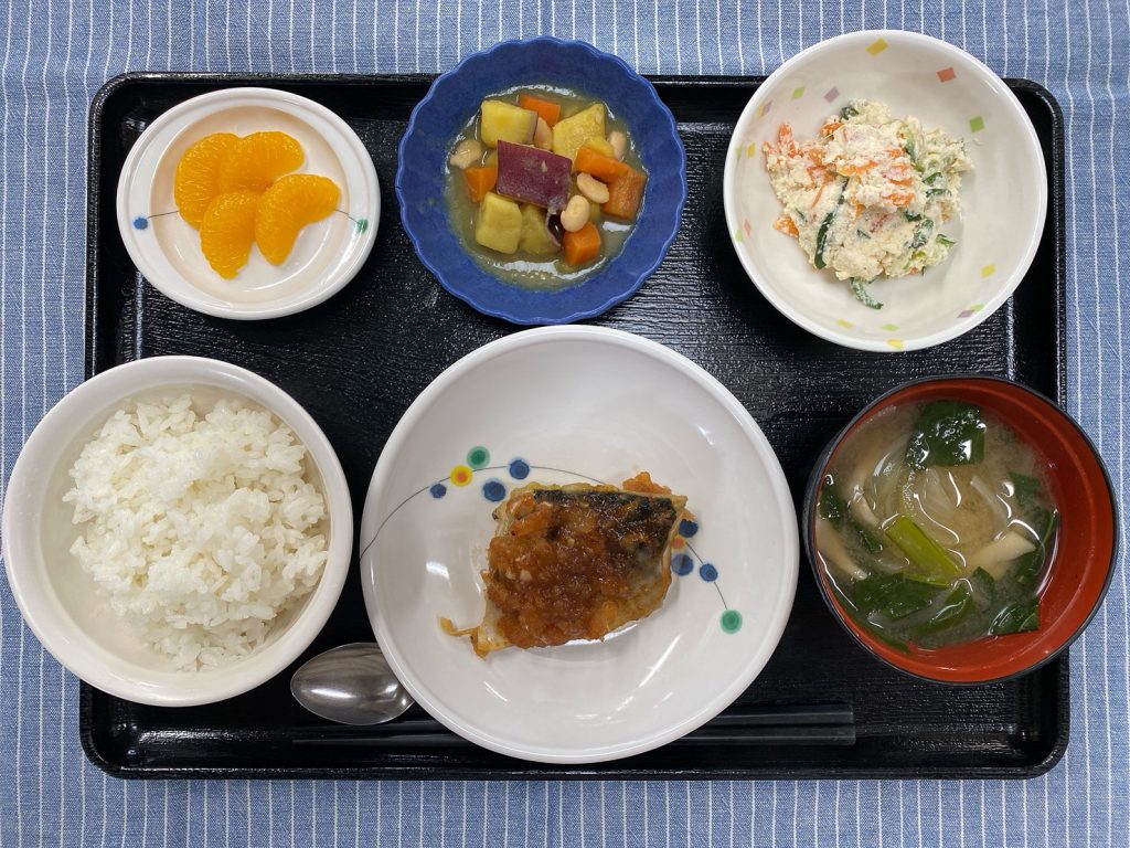 今日のお昼ごはんは、鯖の新玉ねぎ風味・おからサラダ・煮物・味噌汁くだものでした。