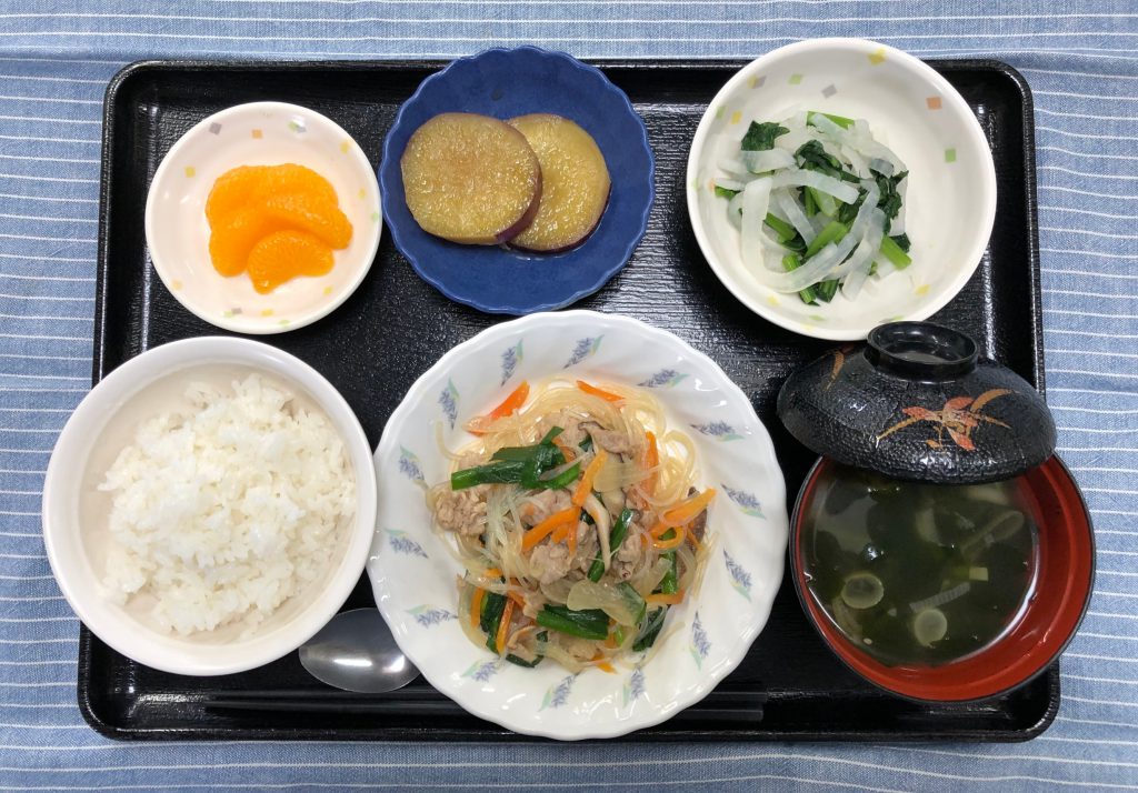 きょうのお昼ごはんは、ひき肉と春雨の中華風煮・生姜和え・おさつの甘辛煮・味噌汁・くだものでした。