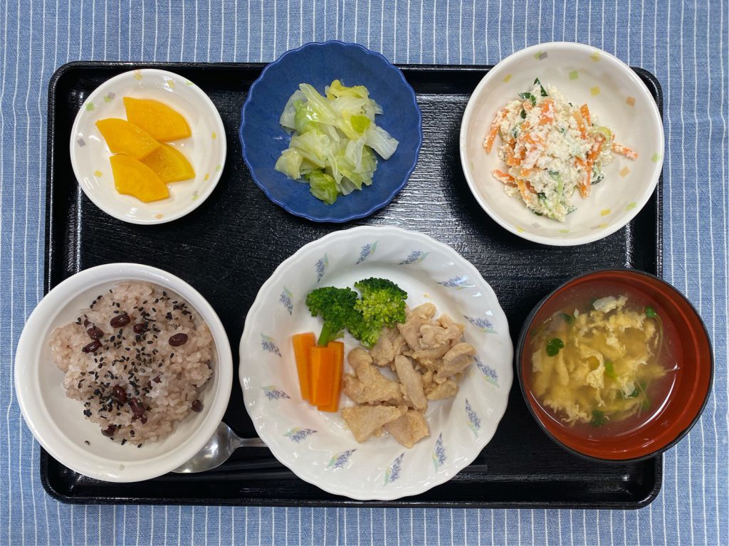 きょうのお昼ごはんは、入園祝いお赤飯・鶏煮のみそ漬け蒸し・おからサラダ・浅漬け・かきたま汁・くだものでした。