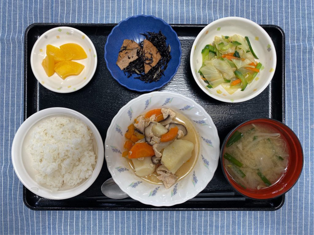 きょうのお昼ごはんは、吉野煮・天かす和え・ひじき炒め・味噌汁・くだものでした。