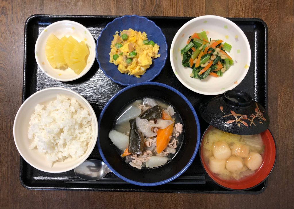 きのうのお昼ごはんは、和風ポトフ・和え物・炒り卵・みそ汁・くだものでした。