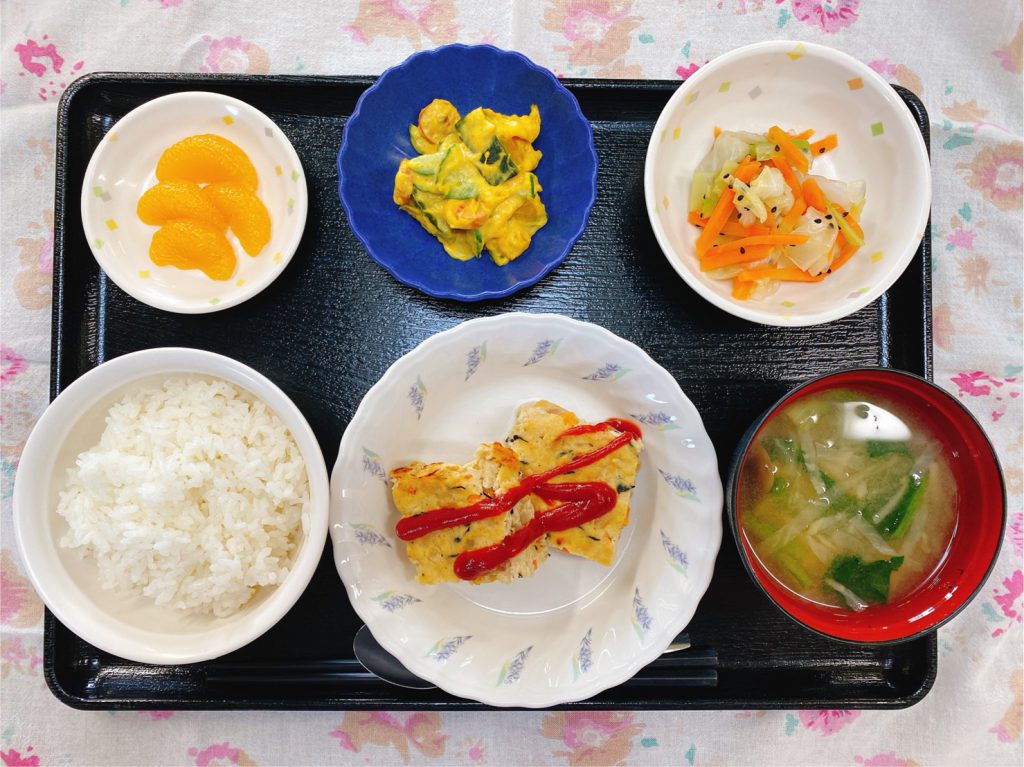 きょうのお昼ごはんは、ツナハンバーグ・かぼちゃサラダ・浅漬け・みそ汁・くだものでした。