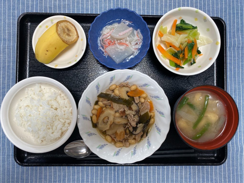 きょうのお昼ごはんは、大豆五目煮・生姜和え・大根のくずあん・みそ汁・果物でした。