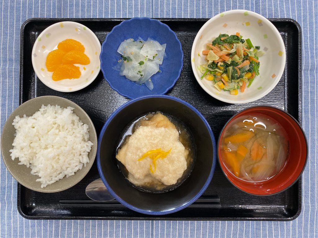 きょうのお昼ごはんは、厚揚げ豆腐の山かけ・和風コールスロー・浅漬け・みそ汁・くだものでした。