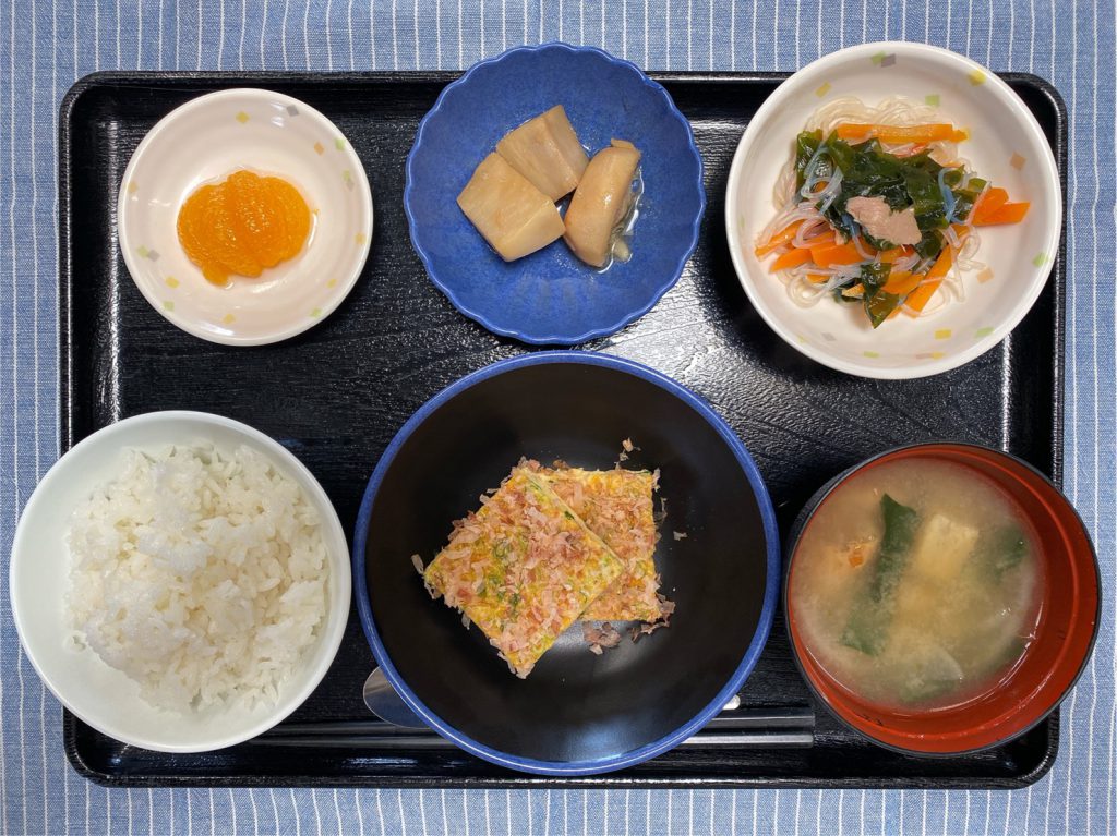 きのうのおひるご飯は、えのきとしらすの卵焼き　わかめサラダ　含め煮　みそ汁　果物でした。