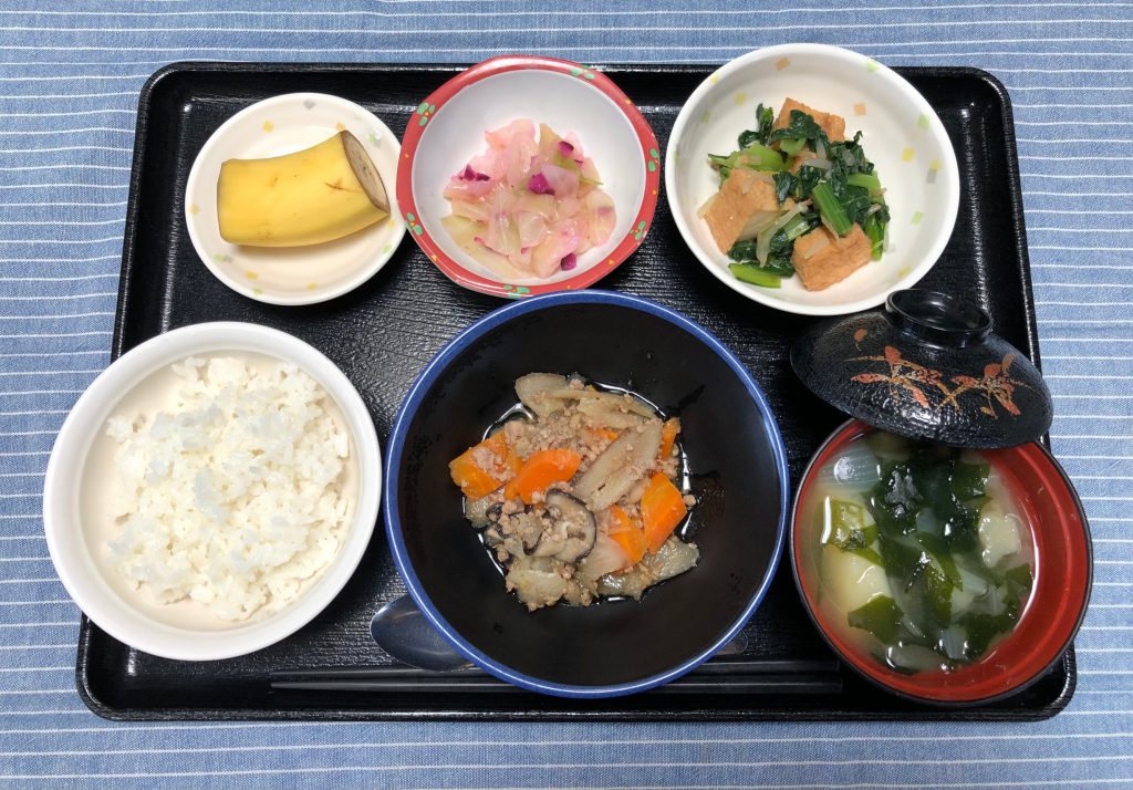 きょうのおひるご飯は、根菜のそぼろ煮　しば漬けキャベツ　和え物　みそ汁　果物でした。