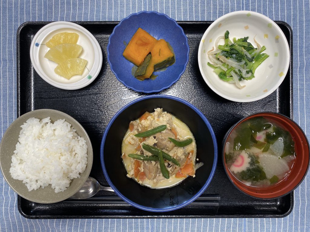 きょうのお昼ごはんは、たっぷり野菜の炒り豆腐・青菜のからし和え・かぼちゃ煮・みそ汁・くだものでした。
