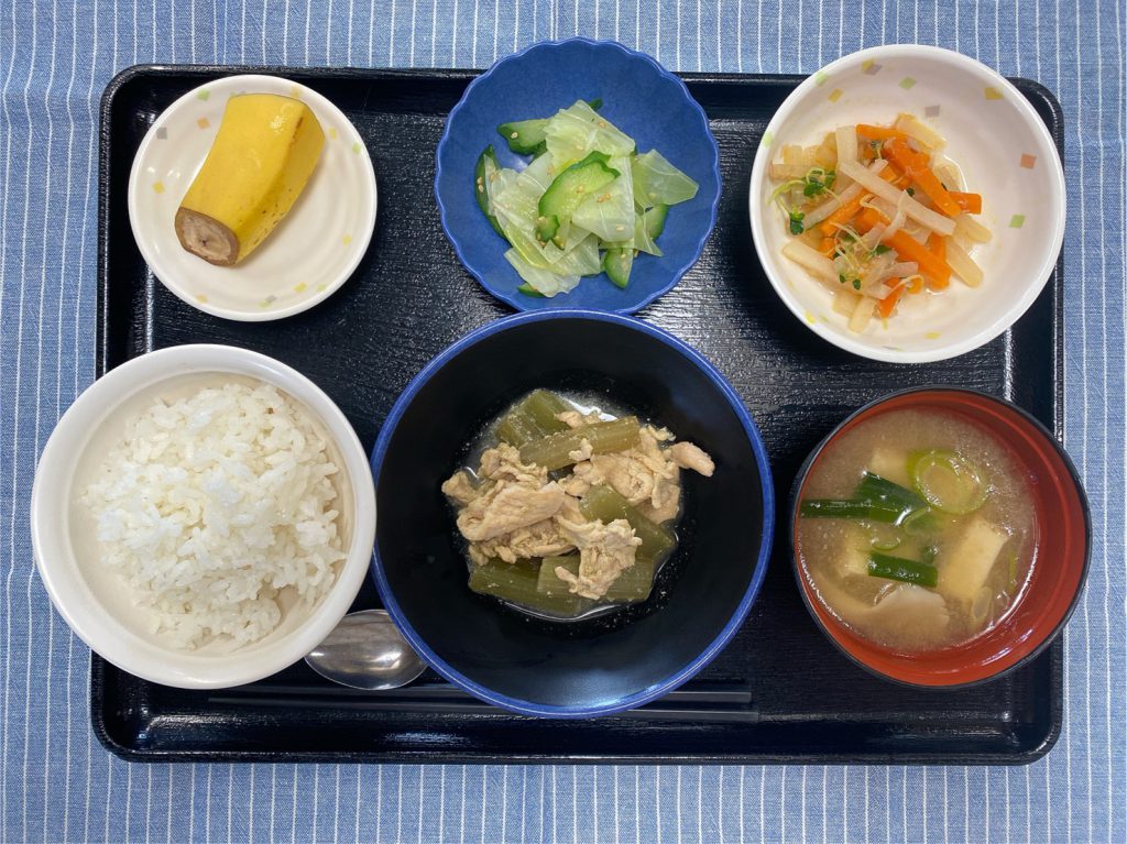 きょうのお昼ごはんは、ふきと鶏肉のバターしょうゆ炒め・煮なます・浅漬け・みそ汁・くだものでした。