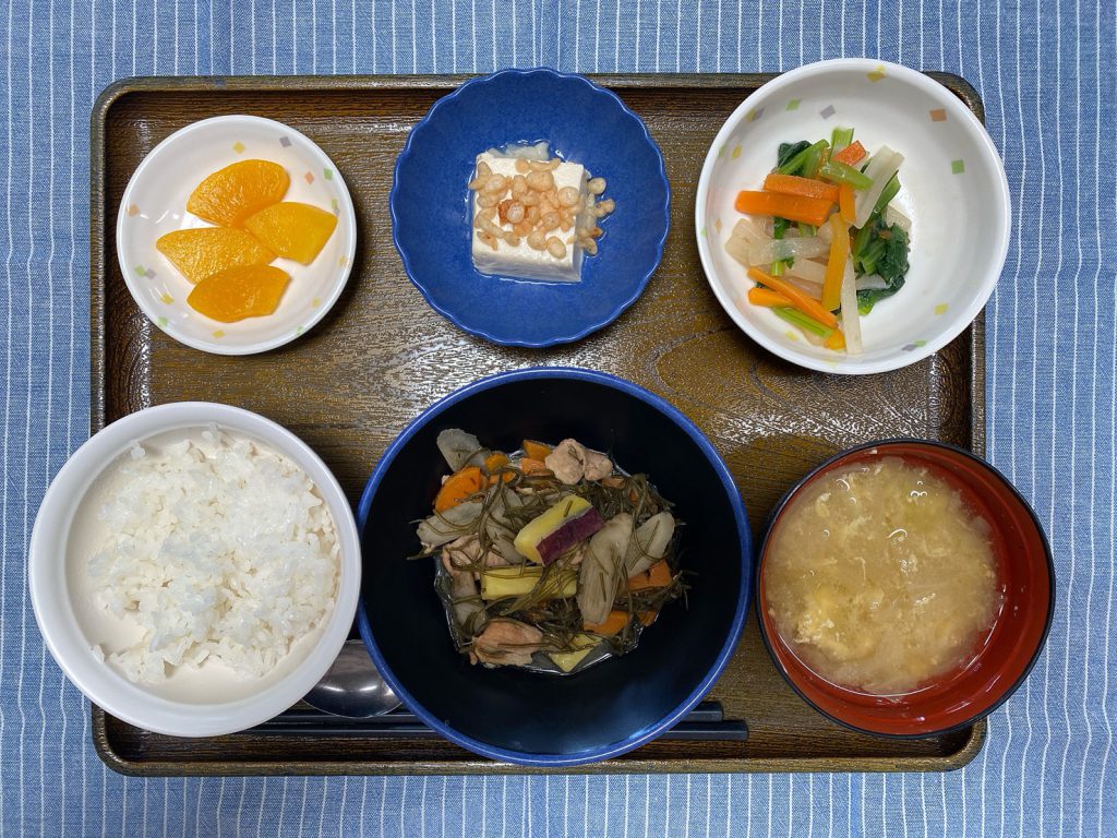 きょうのお昼ごはんは、豚肉と切り昆布の炒め煮・和え物・煮奴・みそ汁・果物でした。