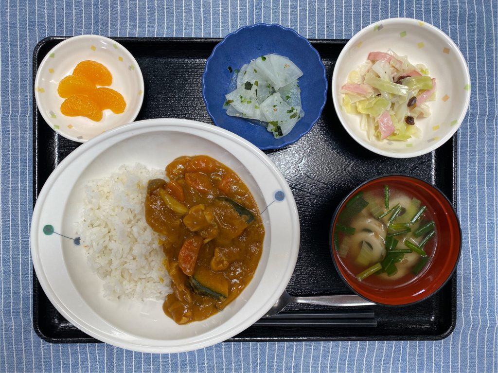 きょうのお昼ごはんは、かぼちゃカレー・キャベツとハムのサラダ・浅漬け・みそ汁・くだものでした。