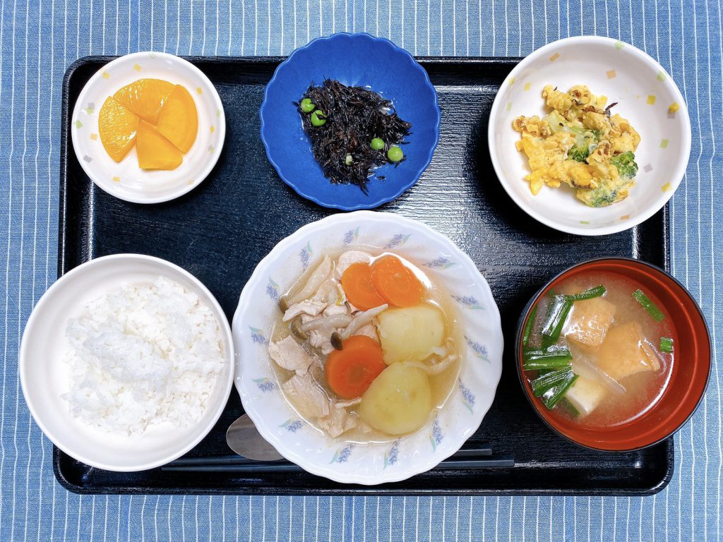 きょうのお昼ごはんは、鶏肉のあっさり煮・卵炒め・ひじきの酢みそ和え・みそ汁・くだものでした。