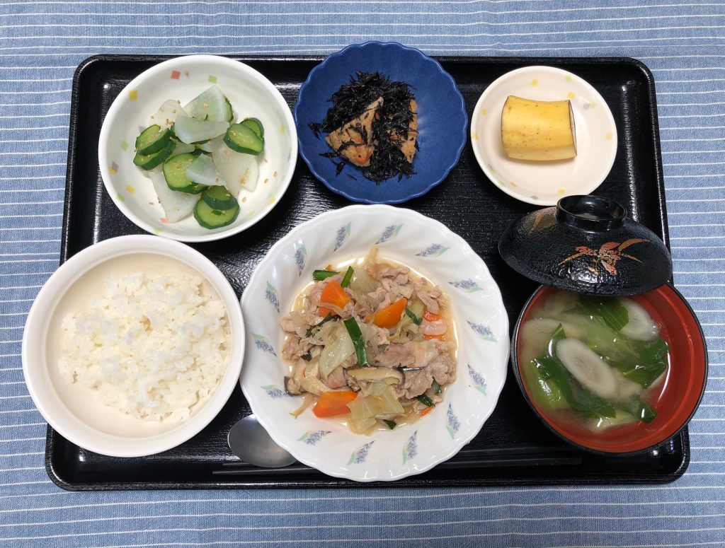 きょうのお昼ごはんは、肉野菜炒め・煮物・浅漬け・みそ汁・くだものでした。