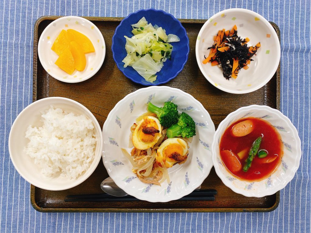 きょうのお昼ごはんは、ゆで卵の粒マスタード焼き・ソーセージのトマトスープ・サラダ・浅漬け・くだものでした。