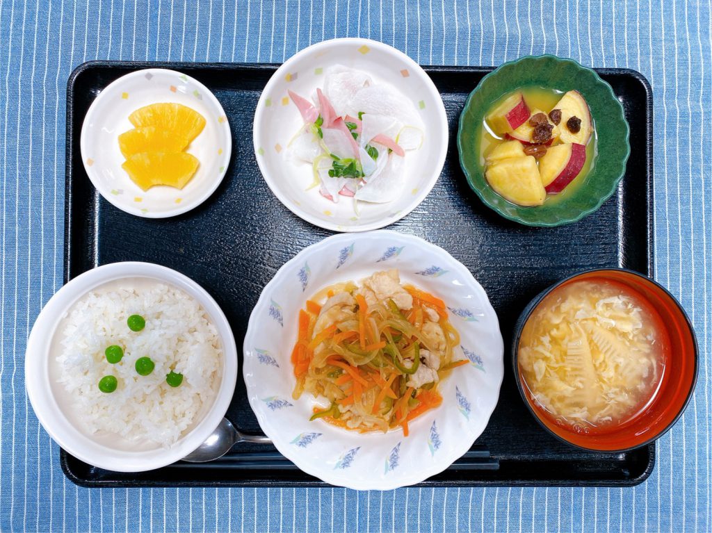 きょうのお昼ごはんは、グリーンピースごはん・鶏肉の南蛮漬け風・大根サラダ・オレンジ煮・筍と卵のスープ・くだものでした。