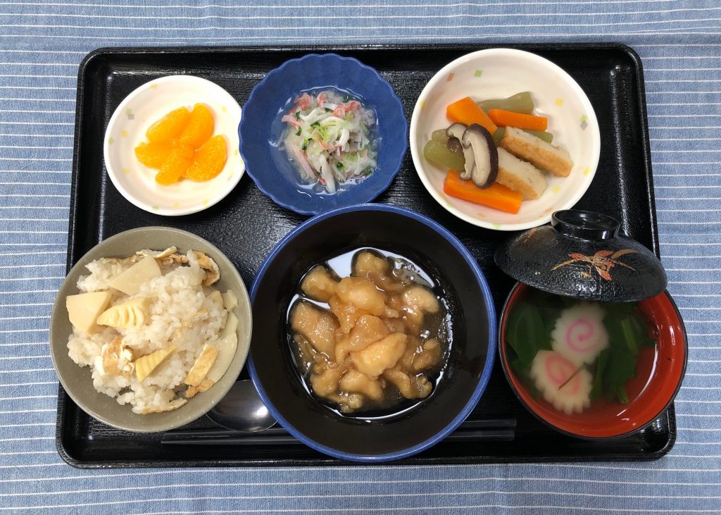 きょうのお昼ごはんは、筍ごはん・鶏肉の揚げ煮・含め煮・おろし和え・お吸い物・くだものでした。