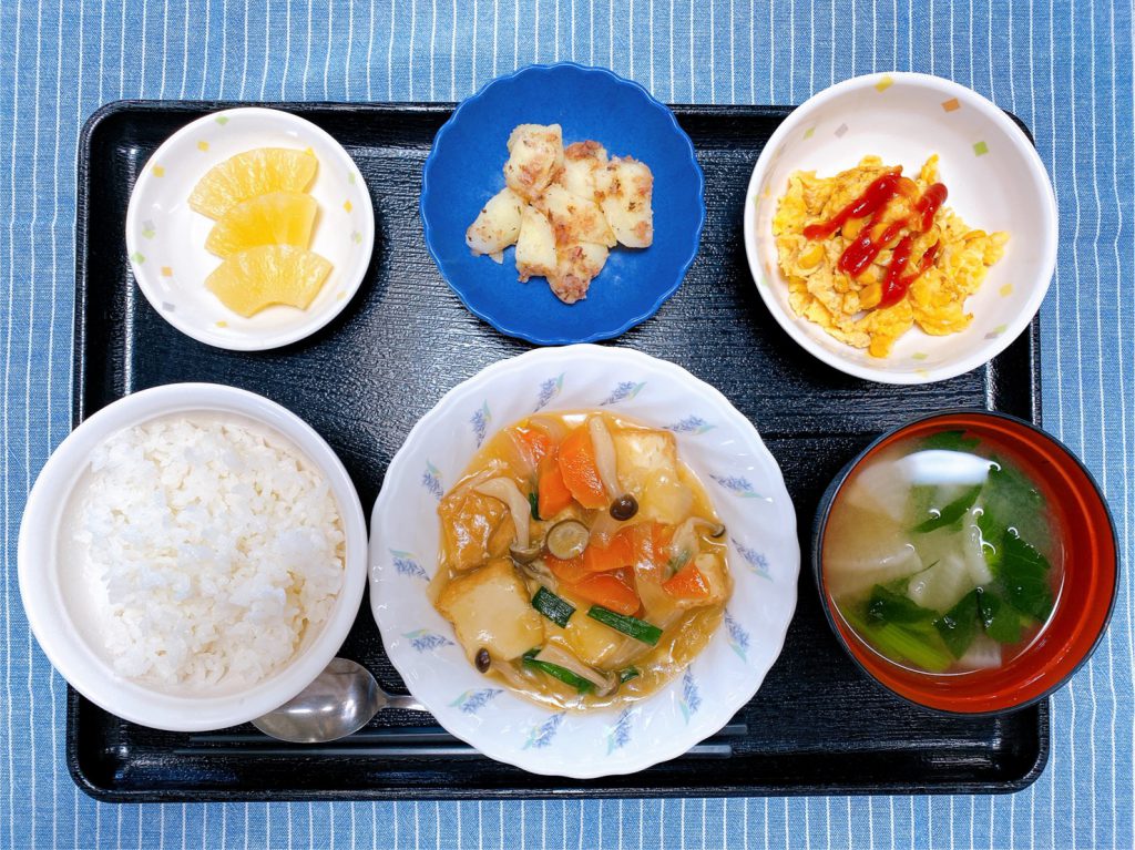 きょうのお昼ごはんは、厚揚げのあんかけ煮・コーン炒り卵・梅じゃが・みそ汁・くだものでした。