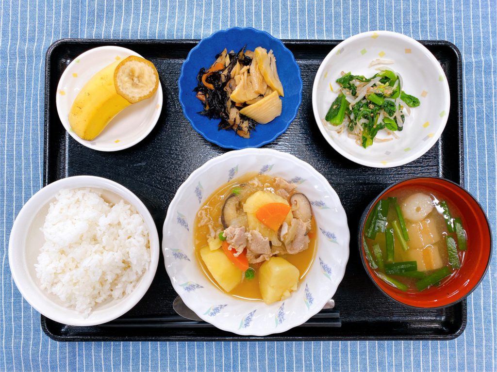 きょうのお昼ごはんは、みそ肉じゃが・青菜の旨味和え・ひじき炒め・みそ汁・くだものでした。