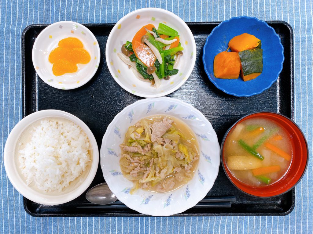 きょうのお昼ごはんは、豚肉とキャベツのごま煮・三色ナムル・含め煮・みそ汁・くだものでした。