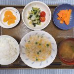 きょうのお昼ごはんは、挽き肉とコーンのクリーム煮・サラダ・人参の粒マスタード・みそ汁・くだものでした。