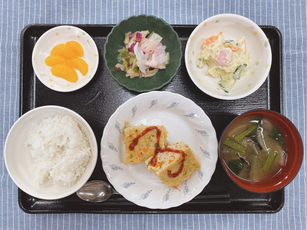 きのうのお昼ごはんは、具だくさんハンバーグ・ポテトサラダ・浅漬け・味噌汁・くだものでした。