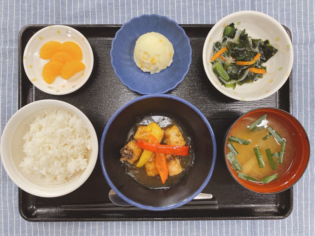 きょうのお昼ごはんは、メカジキの梅肉あんかけ・わかめサラダ・ミルクポテト・みそ汁・くだものでした。