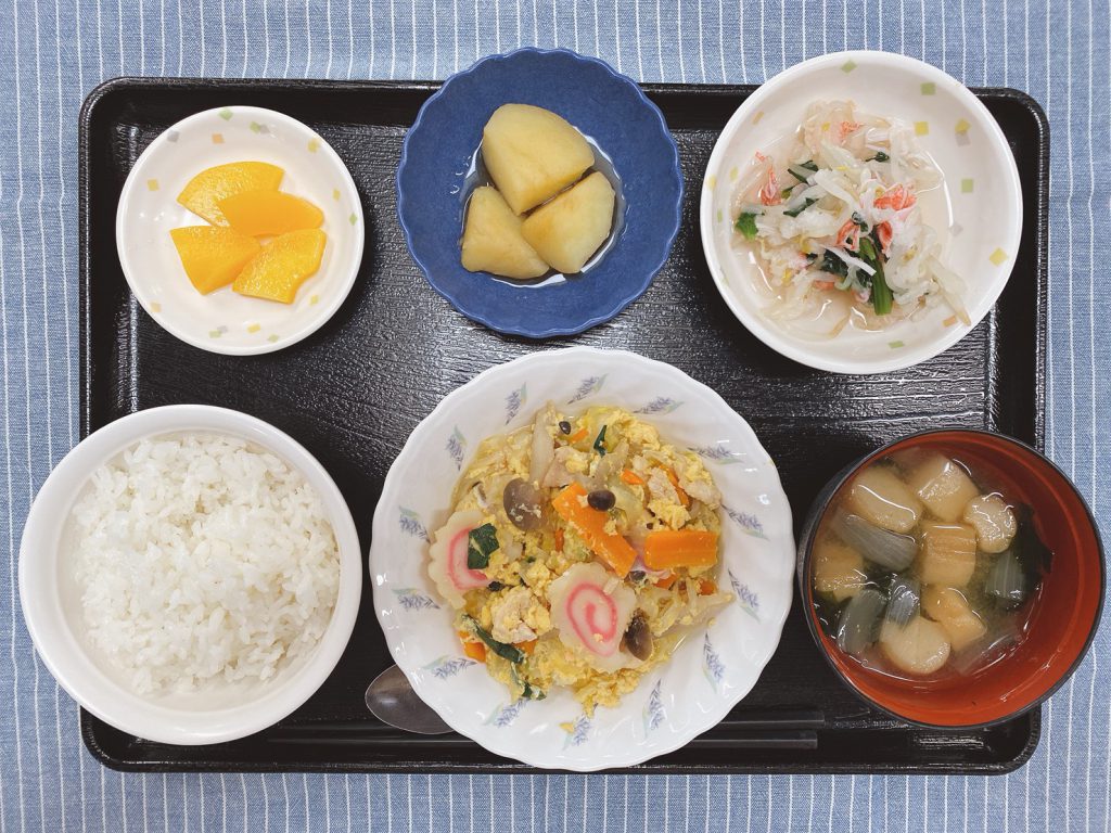 きょうのお昼ごはんは、親子煮・おろし和え・じゃが芋の煮ころがし・みそ汁・くだものでした。