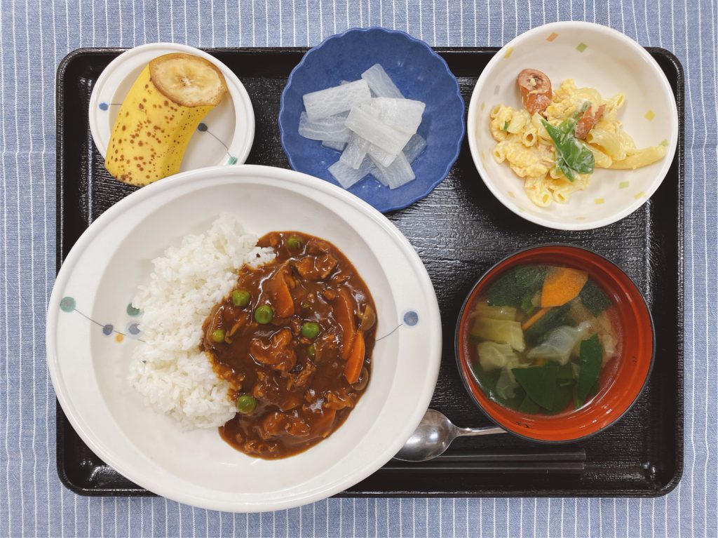 今日のお昼ごはんは、ハヤシライス・ゆで卵サラダ・レモン大根・味噌汁・くだものでした。