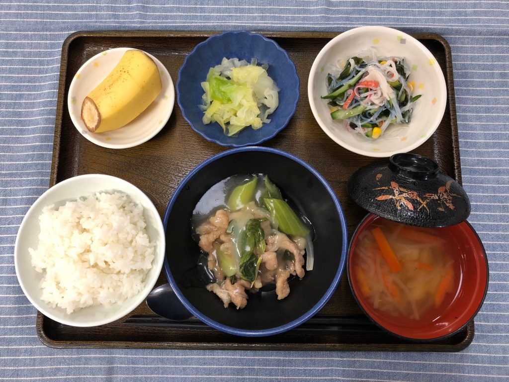 きょうのお昼ごはんは、チンゲン菜と豚肉の重ね蒸し・春雨の酢の物・生姜和え・みそ汁・くだものでした。