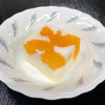 きょうのおやつは、みかんヨーグルトかんでした。