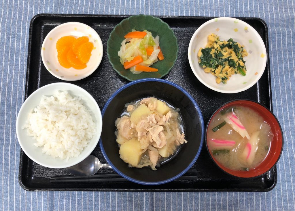 きょうのお昼ごはんは、鶏肉と新じゃがのみそ煮込み・卵炒め・わさび和え・みそ汁・くだものでした。