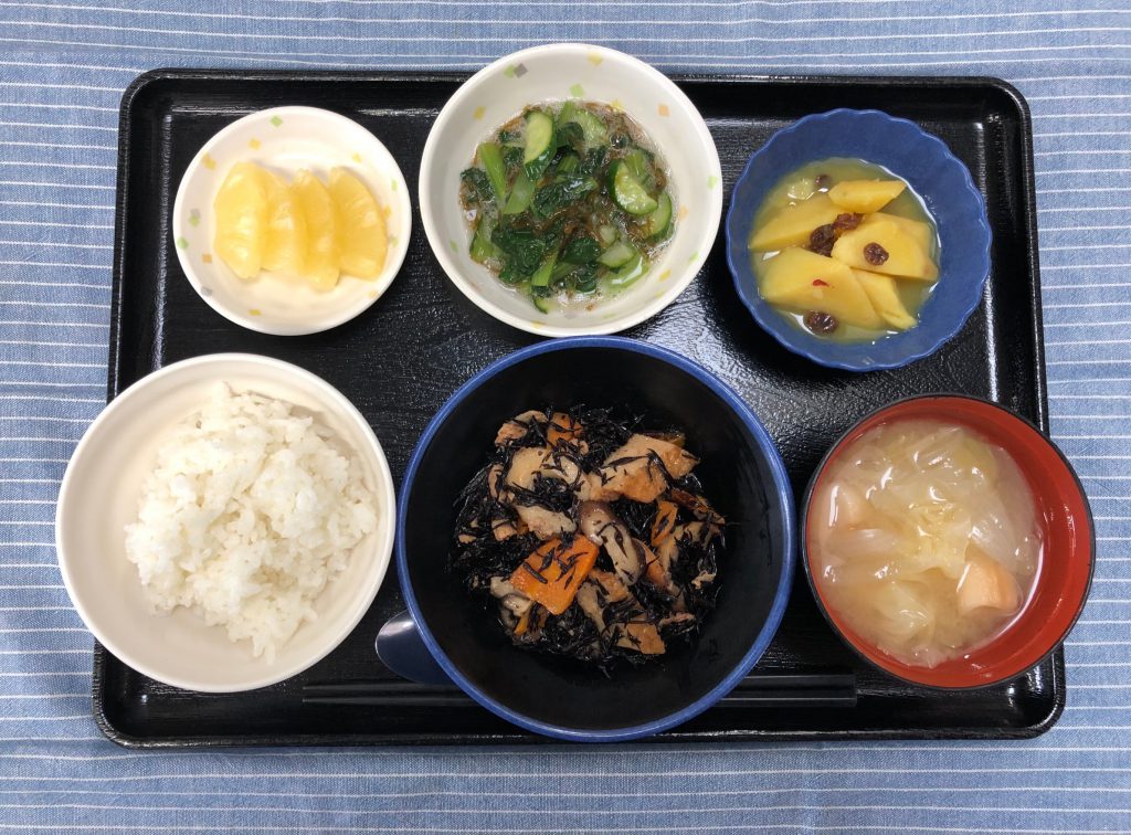 きょうのお昼ごはんは、磯炒め・和え物・さまつ芋のオレンジ煮・みそ汁・くだものでした。