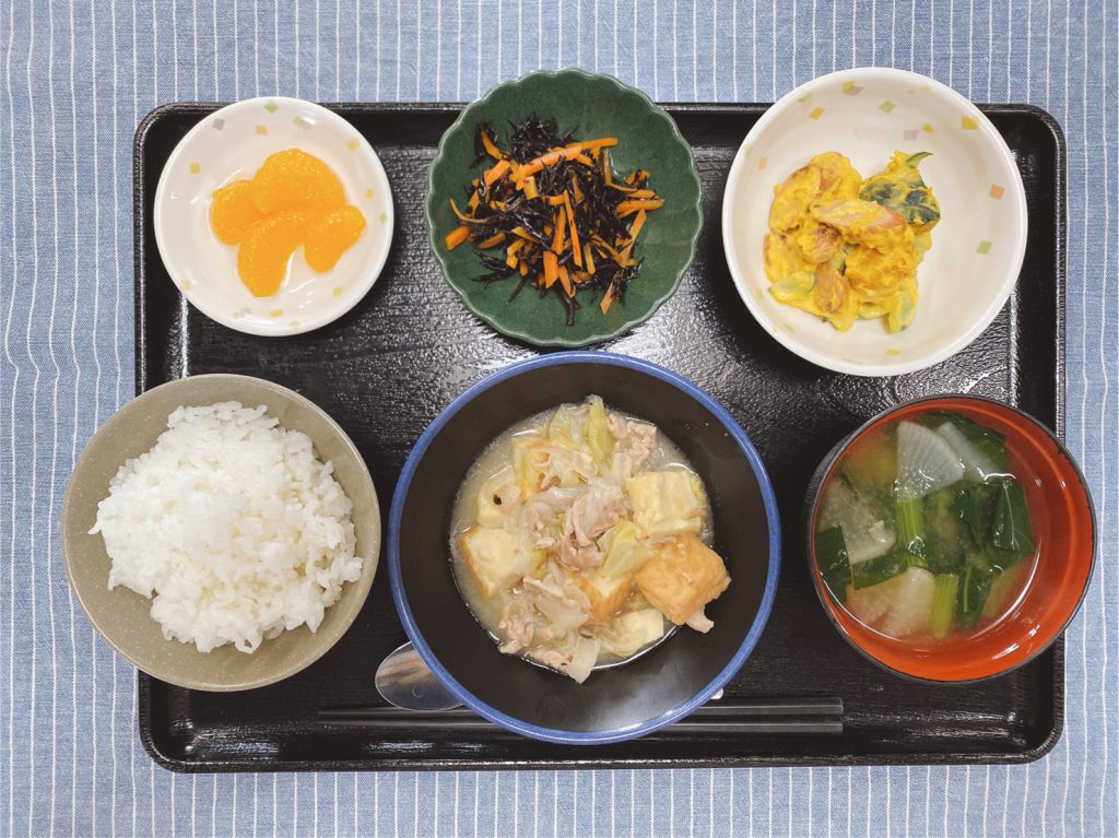 今日のお昼ごはんは、豚肉と厚揚げの和風カレー煮・焼きのり和え・しば漬け大根・みそ汁・くだものでした。