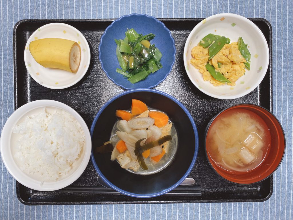 きょうのお昼ごはんは、がんもと根菜の含め煮・きぬさやサラダ・青菜の酢みそがけ・みそ汁・くだものでした。