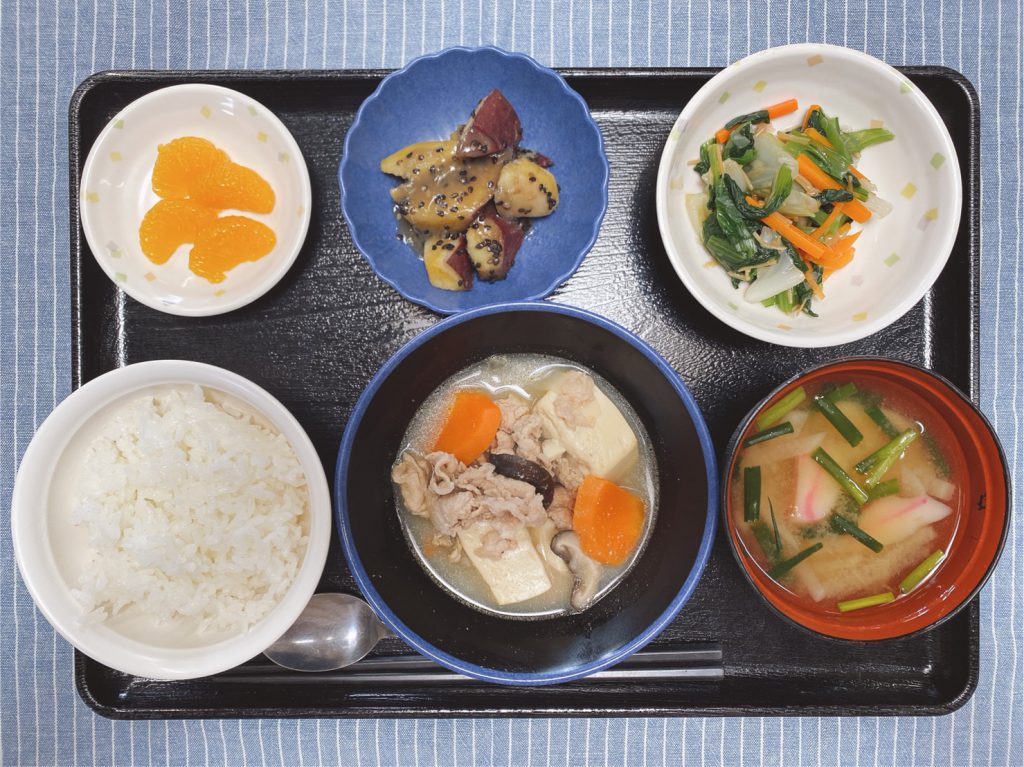 26日のお昼ごはんは、肉豆腐・なめたけ和え・大学芋煮・みそ汁・くだものでした。