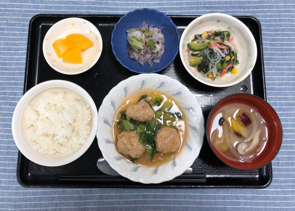 きょうのお昼ごはんは、豆腐肉団子の甘酢あん・中華サラダ・生姜和え・みそ汁・くだものでした。