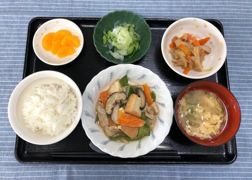 きょうのお昼ごはんは、豚肉と厚揚げのみそ炒め・和え物・切り干し煮・みそ汁・くだものでした。