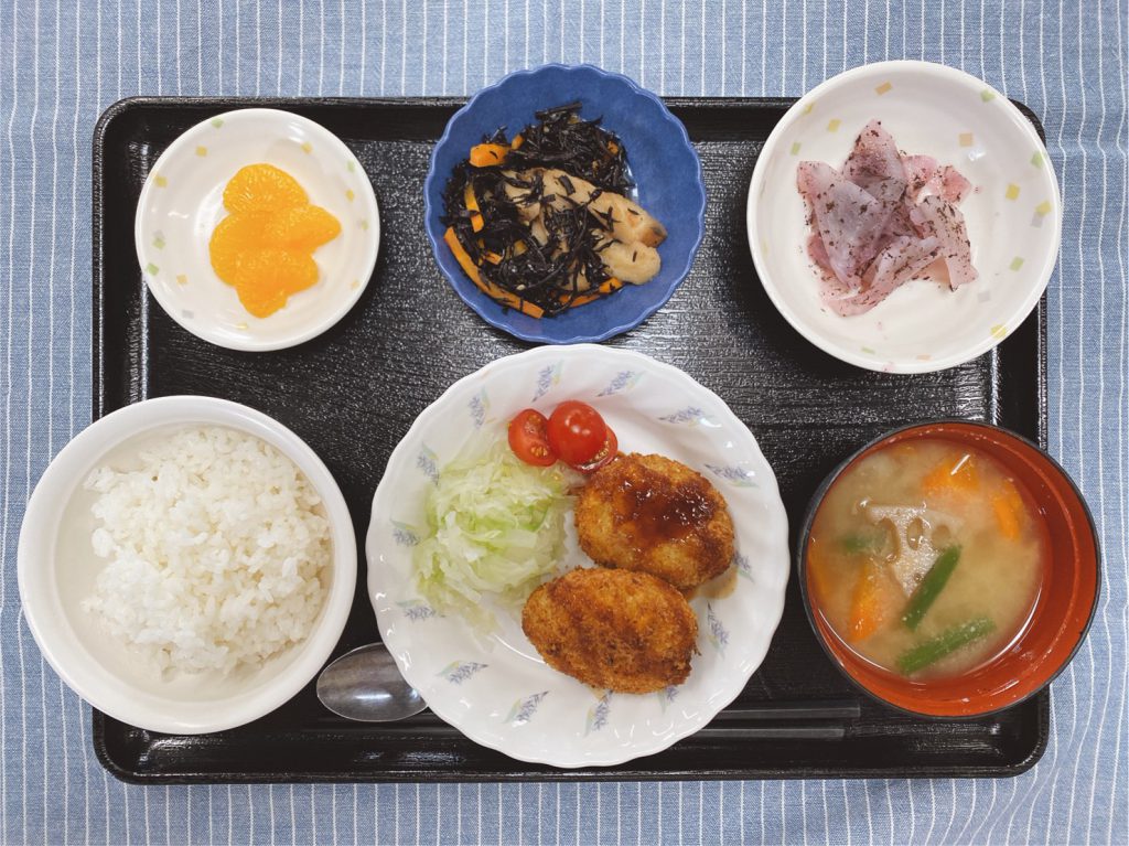 きょうのお昼ごはんは、ポテトコロッケ・たっぷり野菜の汁物・含め煮・和え物・くだものでした。