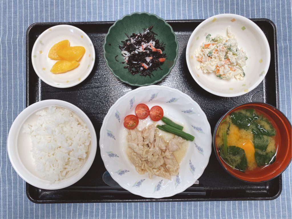 今日のお昼ごはんは、鶏肉のみそ漬け蒸し・おからサラダ・ひじきの青じそ風味・みそ汁・くだものでした。