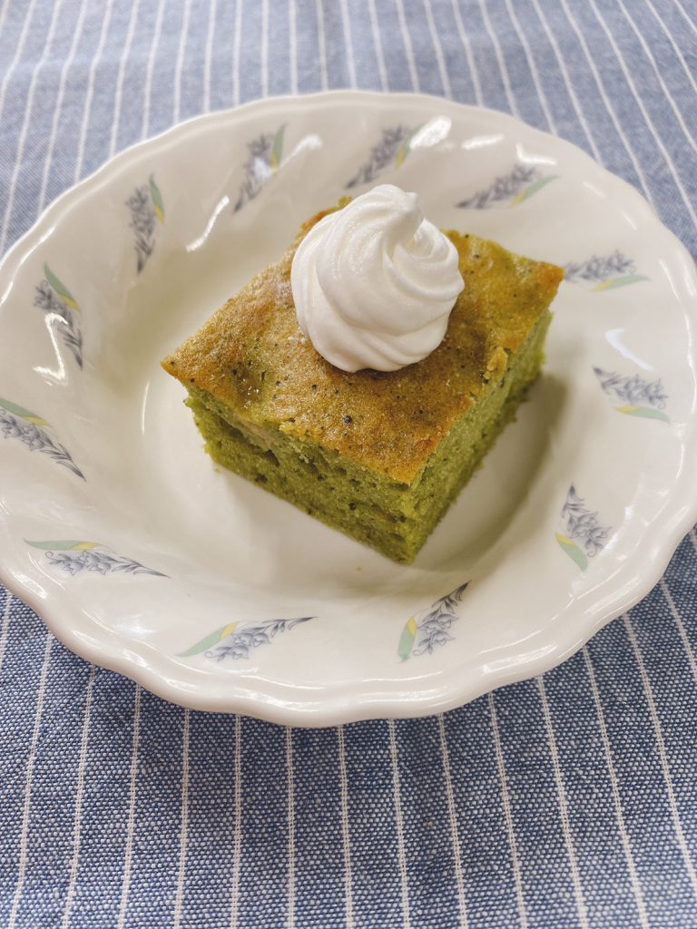 きょうのおやつは、抹茶バナナケーキでした。