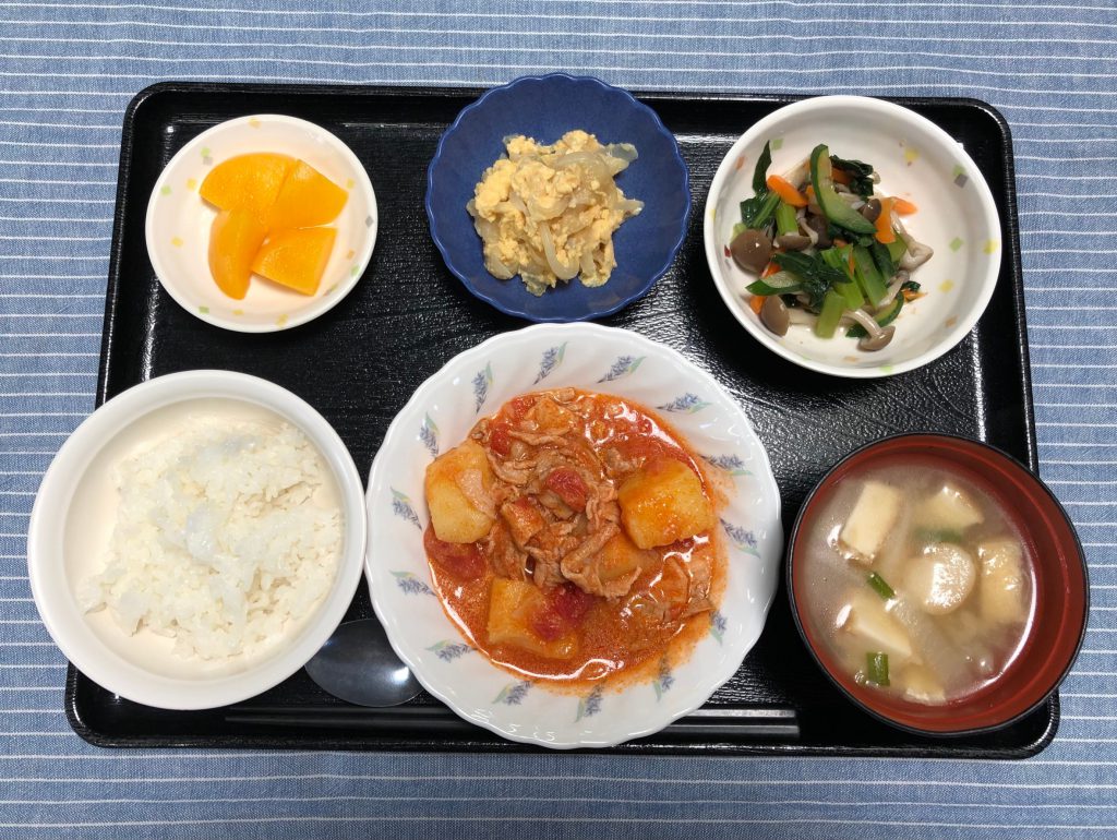 きょうのお昼ごはんは、豚肉とじゃがいものトマトじょうゆ煮・青菜ときのこの和え物・玉ねぎの卵とじ・みそ汁・くだものでした。