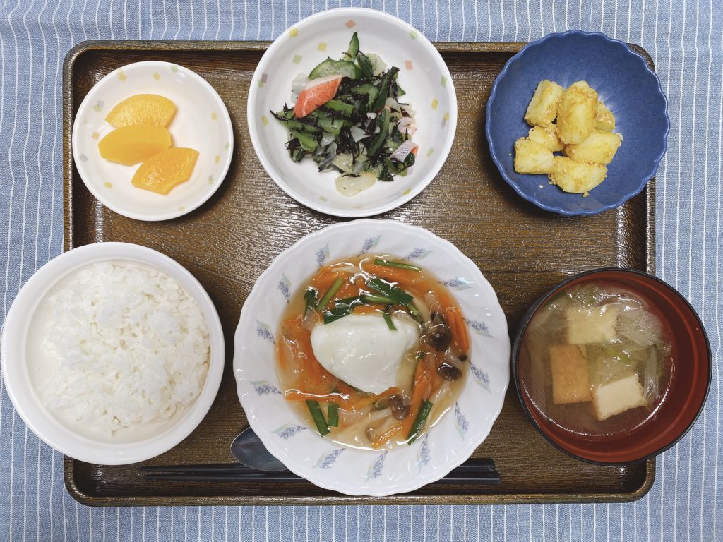 きょうのお昼おごはんは、落とし卵の野菜あんかけ・ひじき和え・カレー煮・みそ汁・くだものでした。