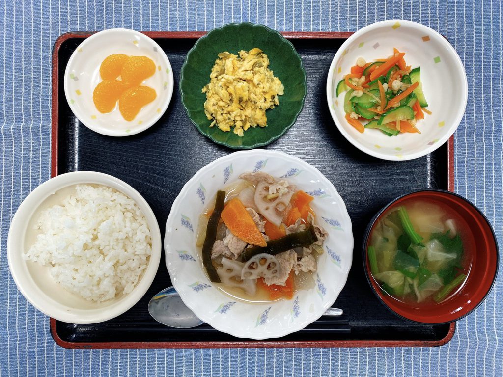 きょうのお昼ごはんは、和風ポトフ・和え物・高菜の炒り卵・みそ汁・くだものでした。