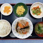 きょうのお昼ごはんは、和風ポトフ・和え物・高菜の炒り卵・みそ汁・くだものでした。