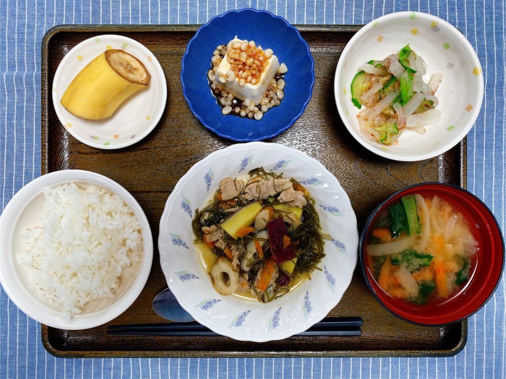 きょうのお昼ごはんは、豚肉と切り昆布の炒め煮・和え物・揚げ玉奴・みそ汁・くだものでした。