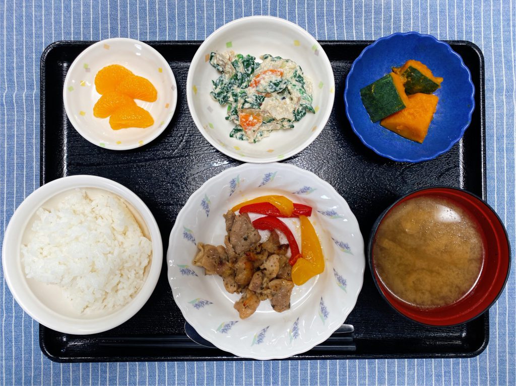 きょうのお昼ごはんは、鶏肉の梅照り焼き・白和え・含め煮・みそ汁・くだものでした。