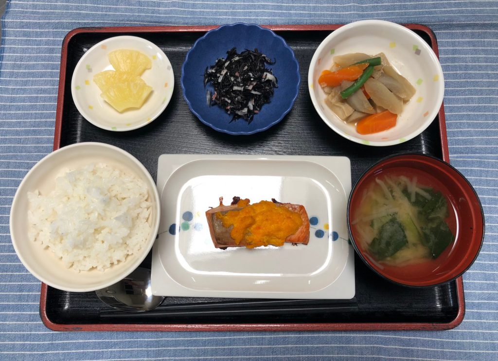 きょうのお昼ごはんは、鮭の人参マヨネーズ焼き・煮物・ひじきの酢の物・みそ汁・くだものでした。