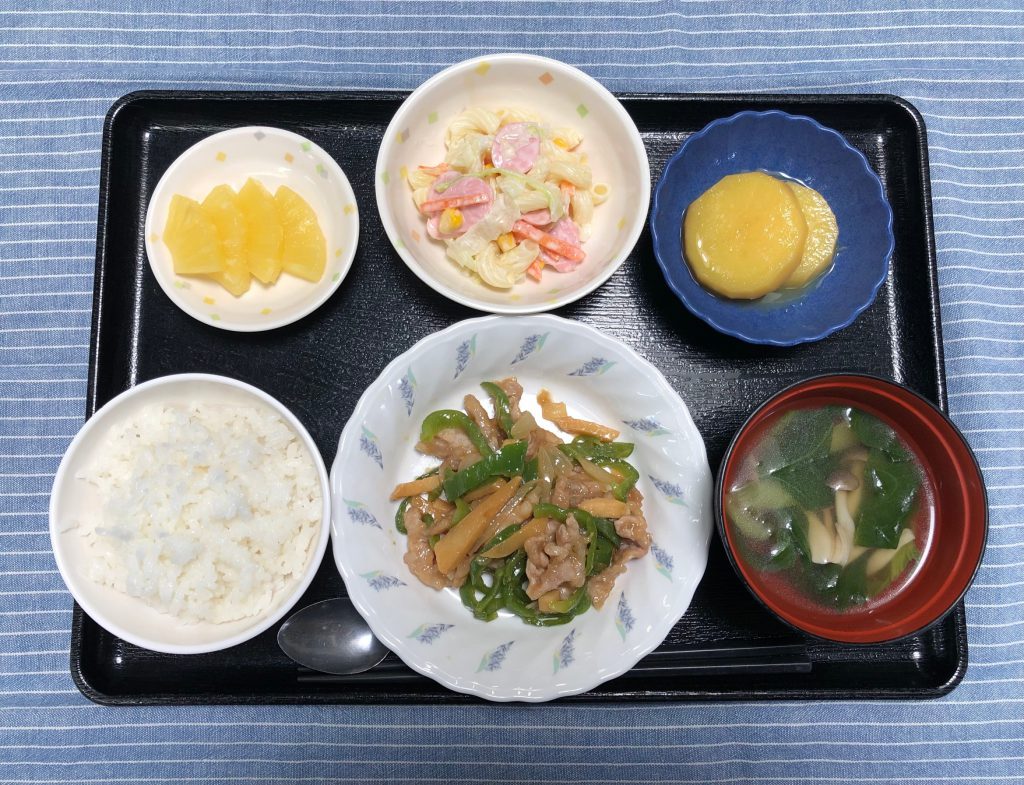 きょうのお昼ごはんは、酢鶏・中華風おひたし・さつまいものオレンジ煮・みそ汁・くだものでした。