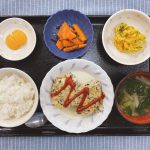 きょうのお昼ごはんは、ツナハンバーグ・かぼちゃサラダ・人参の和風ピクルス・みそ汁・くだものでした。